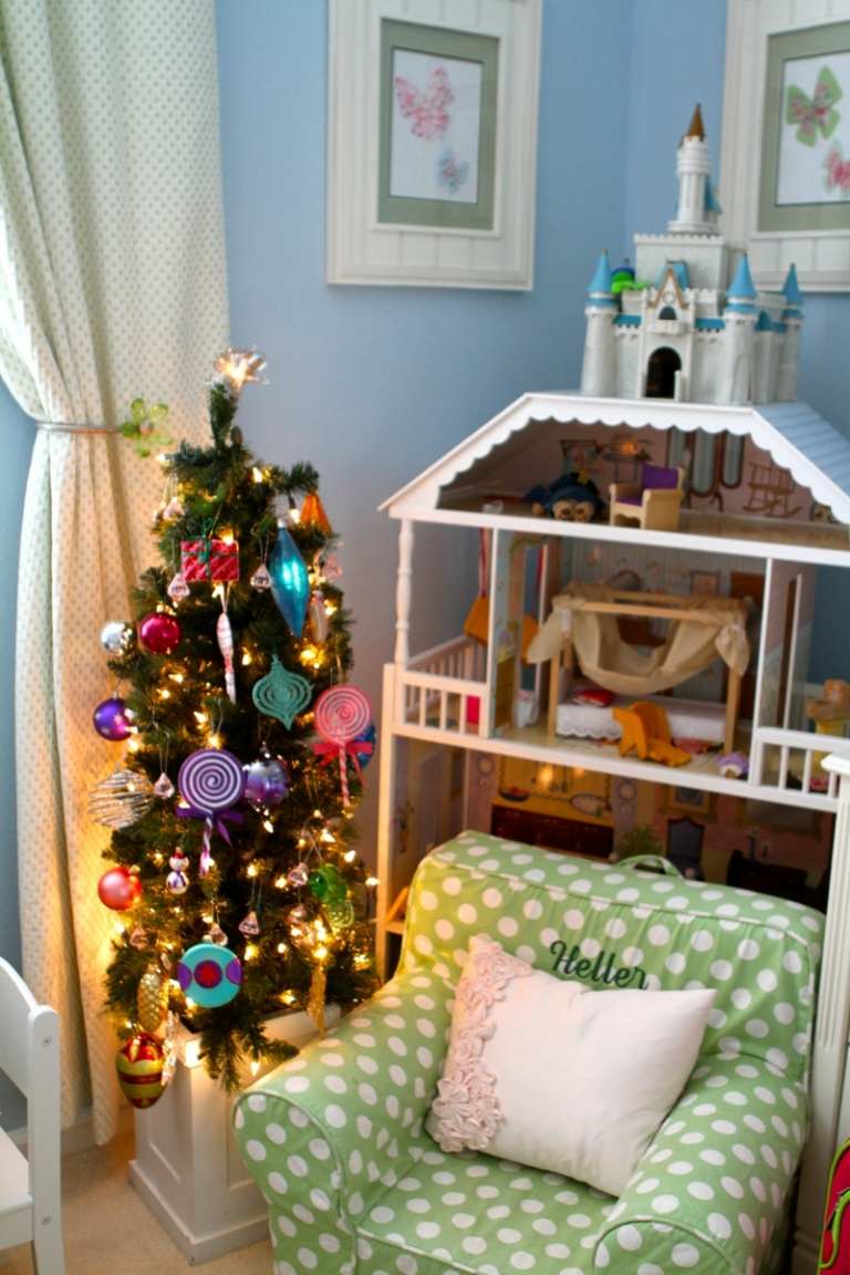 julgran i en kruka barnrumsdekoration trädekorationer färgglada fåtölj dockhus