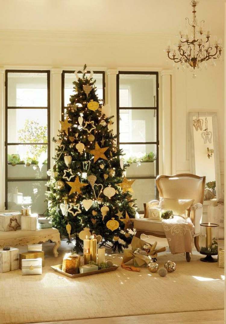 köpa julgran vardagsrum träddekorationer stjärnguld stol ljuskrona