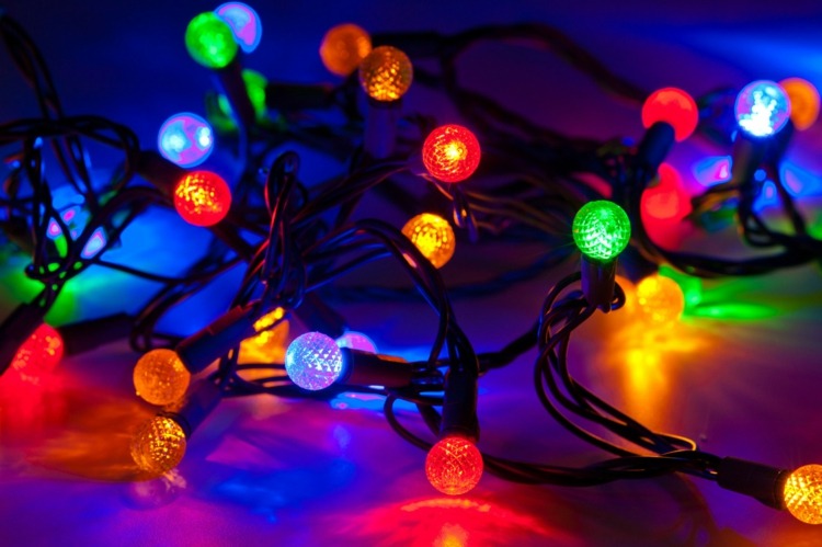 Julgran dekorera älvlampor som tänder färgglada bollar
