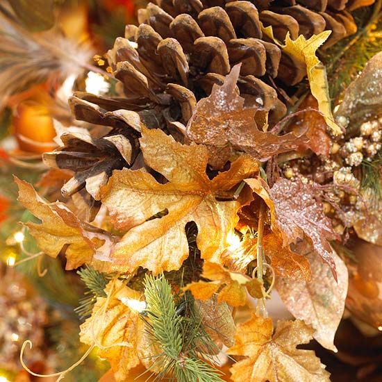 Julgran-dekorera-naturmaterial-dekoration-kottar-sidenblad