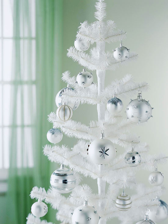 Julgran dekorera en färg vit julgran vita bollar