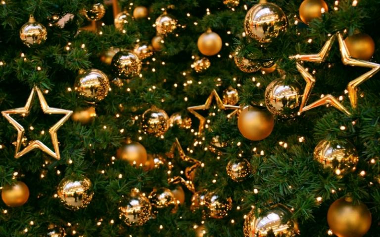 Julgran dekorera guldbollar stjärnor eleganta tips