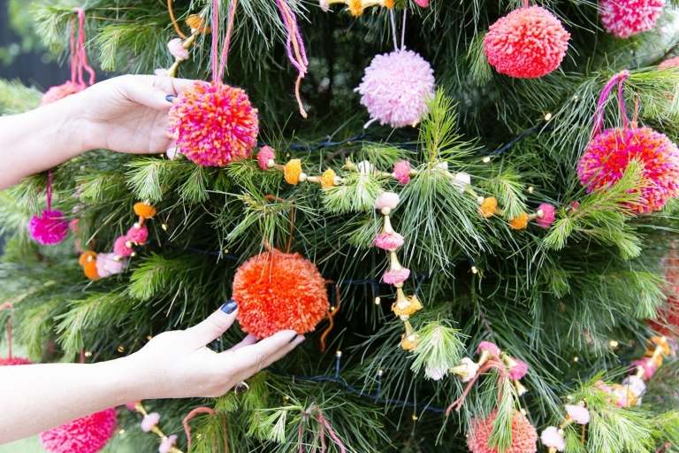 Julgran dekorera trender roliga idéer med pom poms och garland av stickgarn