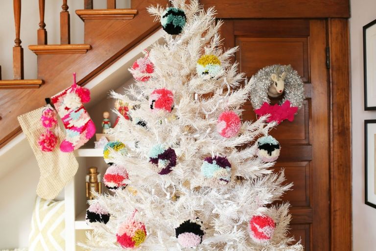 Julgran dekorera trender med pom poms hantverksidéer för julgransdekorationer att göra själv