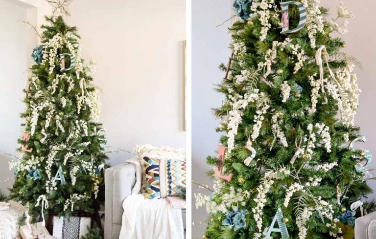 Trender med naturmaterial med blommor och träbokstäver dekorerar julgranen på ett festligt sätt