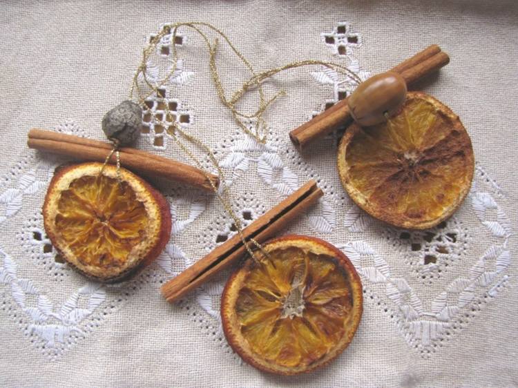 julgransdekorationer av naturmaterial apelsin kanelstång ekollon