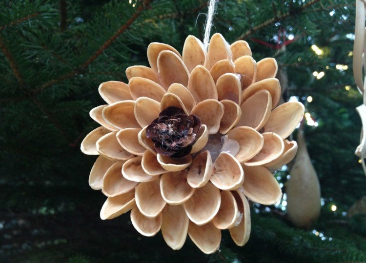 julgransdekorationer gjorda av naturmaterial blomma idé skalnötter