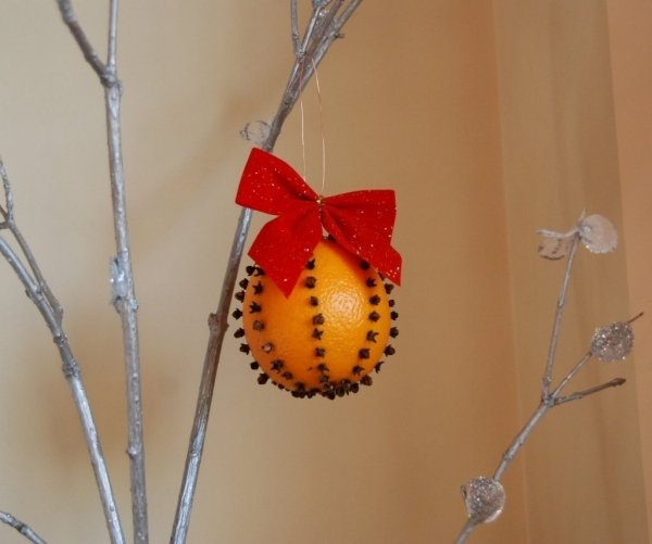 Julgransdekorationer av naturmaterial gör apelsinträdbollar