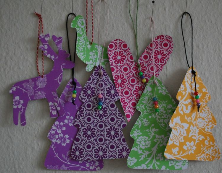 julgransdekorationer gjorda av papper färgglada renhjärta idépärlor