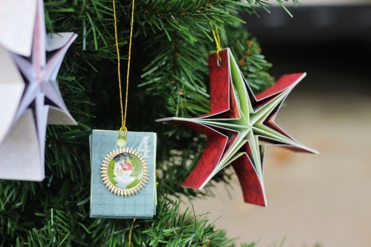 Julgran-dekorationer-papper-tinker-stjärna-gör-själv-färgad-kartong