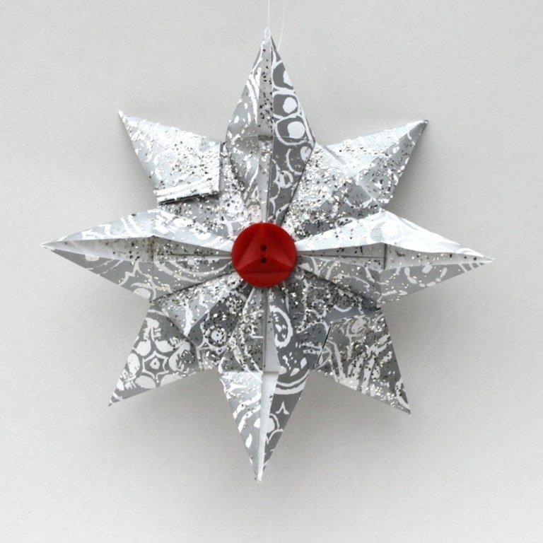 julgransdekorationer gjorda av papper stjärna silver papper knapp vik julgran