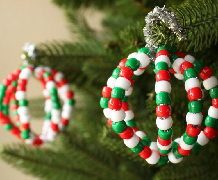Julgransdekorationer tinker pärlor trådkula röd grön vit gran