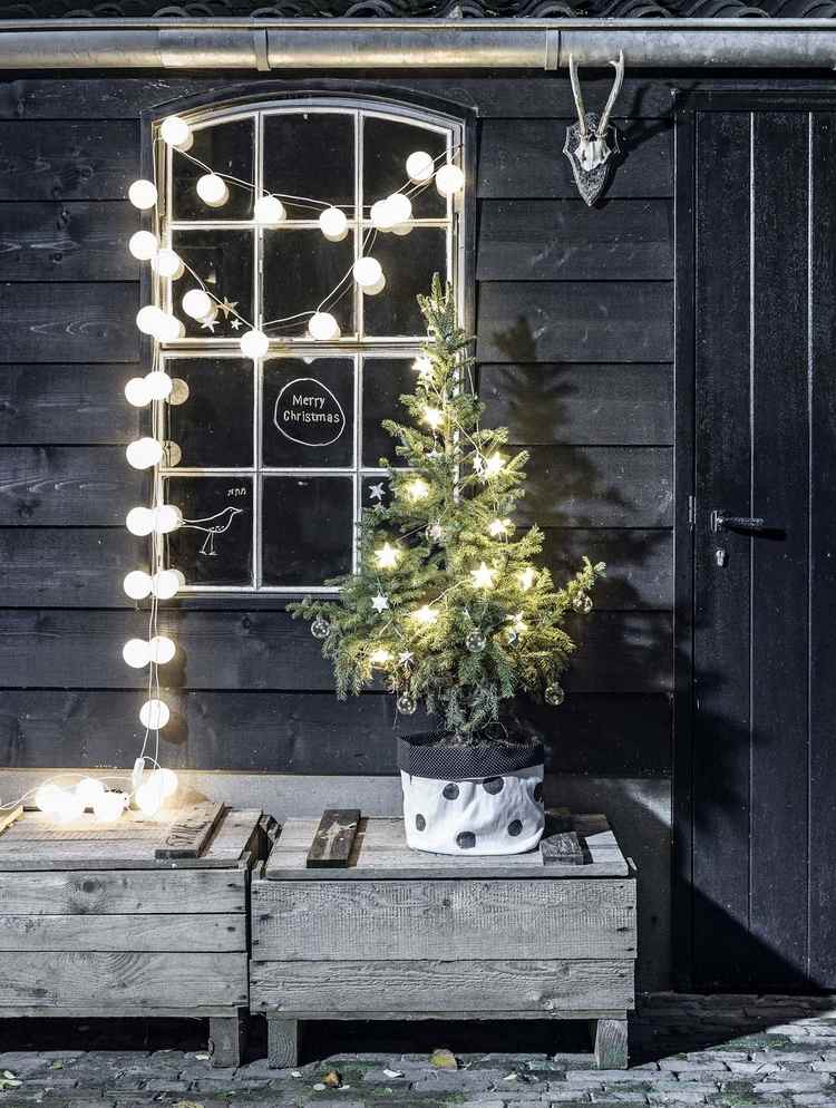 julbelysning fönster utanför fairy lampor med bollar