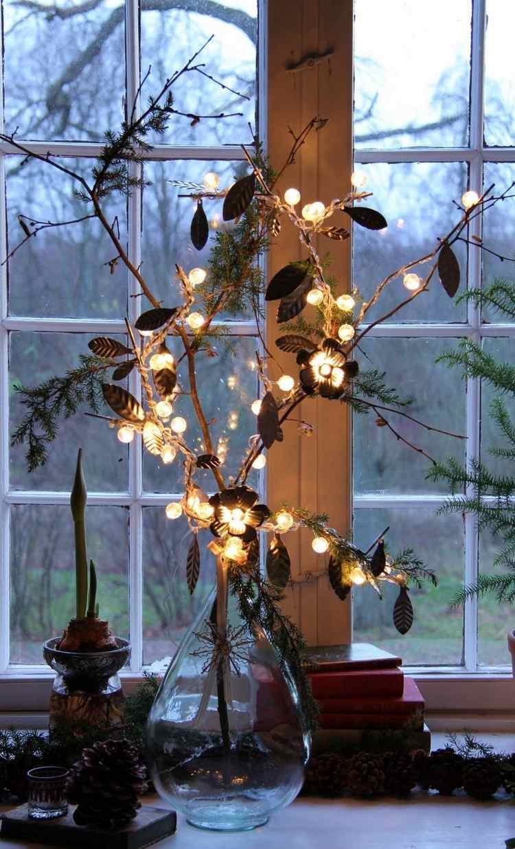 Julbelysning fönsterbräcksvas med grenar och bollar