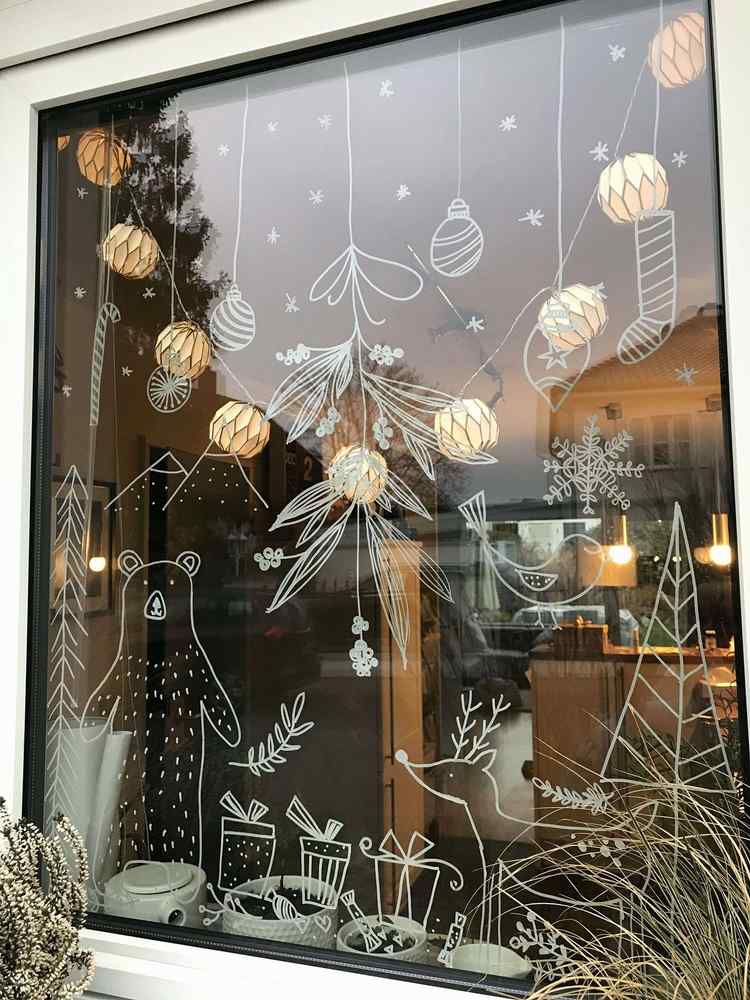 Fönsterdekoration med krita och fe -lampor