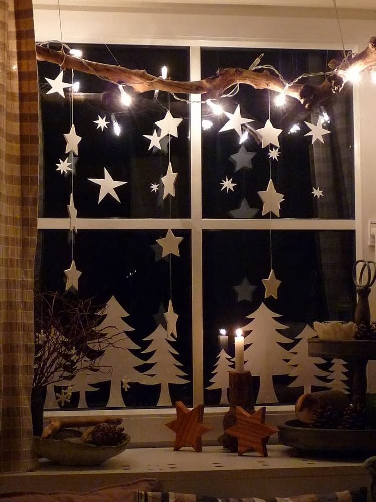 Fönsterdekoration idé vinter med grenar, stjärnor och träd