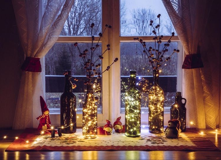 Julbelysning för fönster med batteri i flaskor på fönsterbrädan