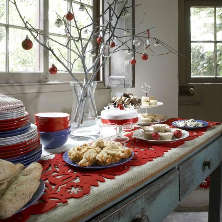 Julbufférecept och dekorationsidéer - dekorera sidobordet med en julbukett av grenar