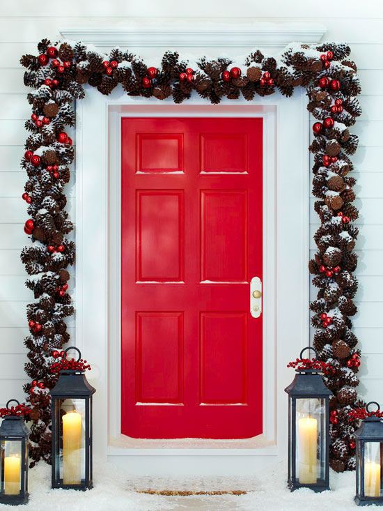 festlig-jul-dekoration-utanför dörren