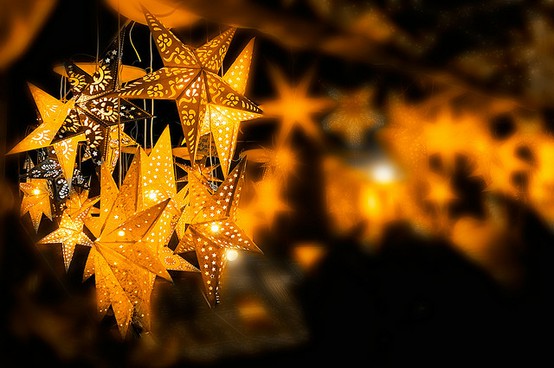 festlig-jul-dekorationer-utanför-dekorera-stjärnor
