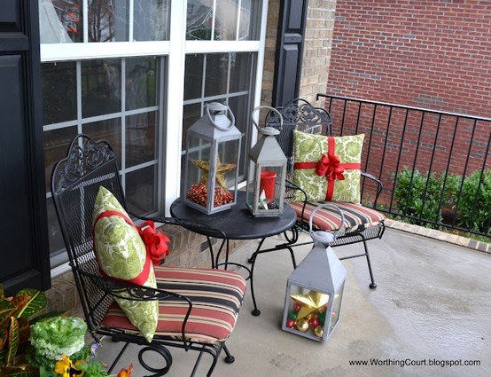 festlig-jul-dekoration-utanför-dekorera-veranda