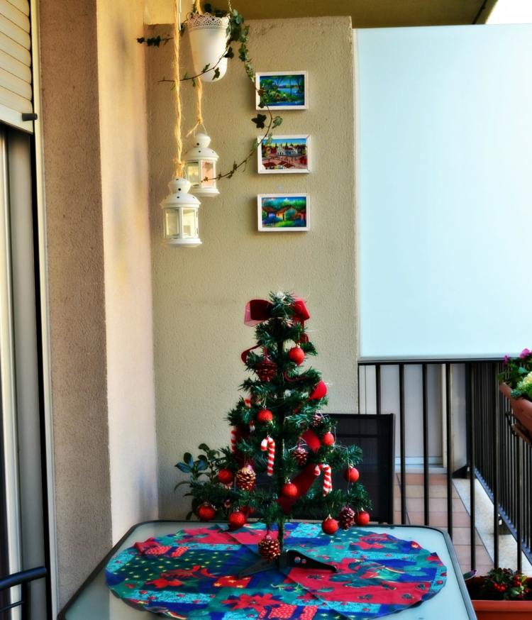 julpynt på balkongen vinter-mini-jul-träd-idé-lyktor-träd dekorationer-rött