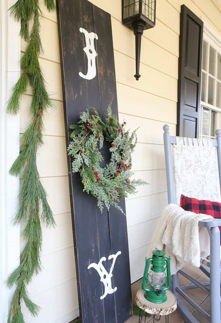 jul-dekoration-balkong-vinter-bräda-design-jul-krans-gran grön-gungstol