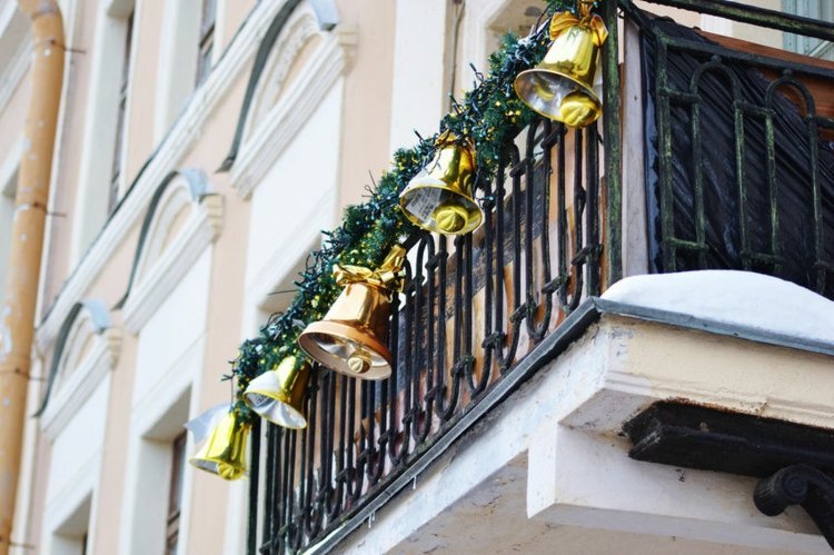 jul-dekoration-balkong-vinter-räcke-idé-klockor-jul-dekorera-idéer