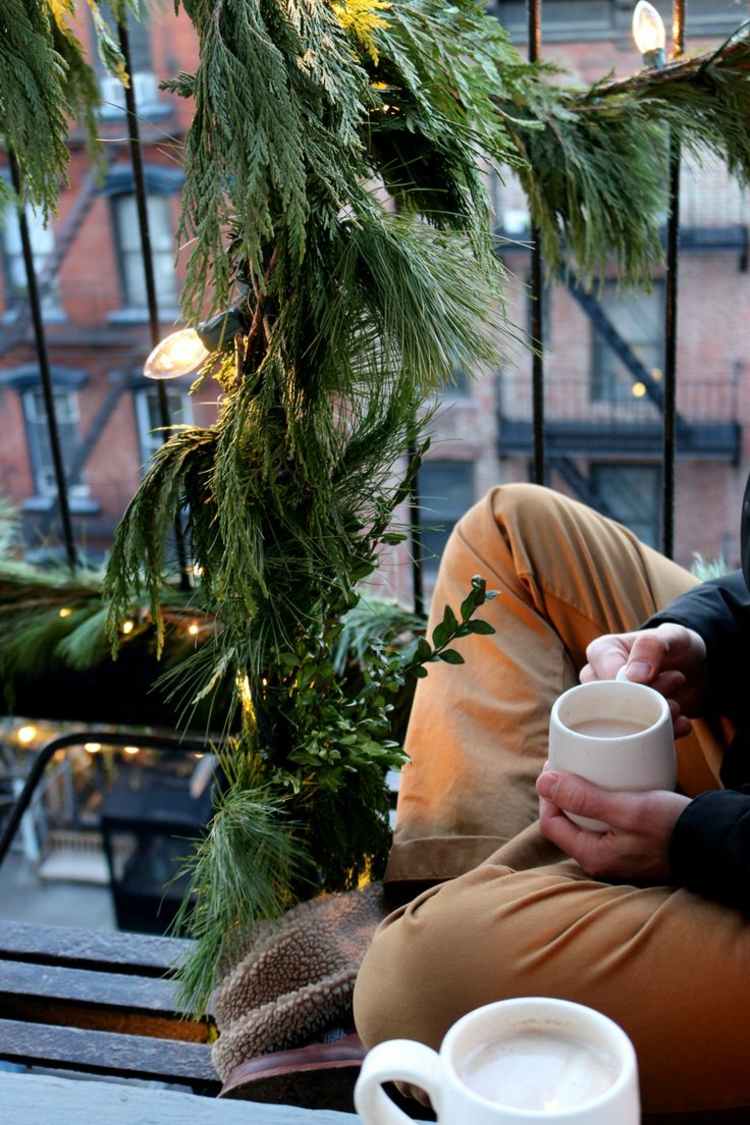 Juldekoration-balkong-vinter-älvlampor-grangrön-inspiration-krans