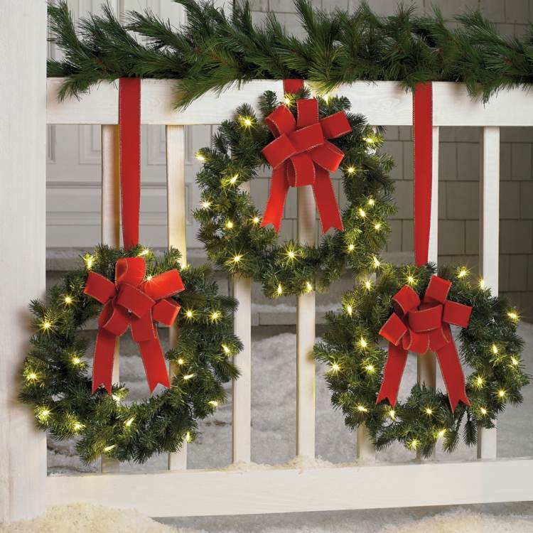 jul-dekoration-balkong-vinter-krans-räcke-idé-röda band