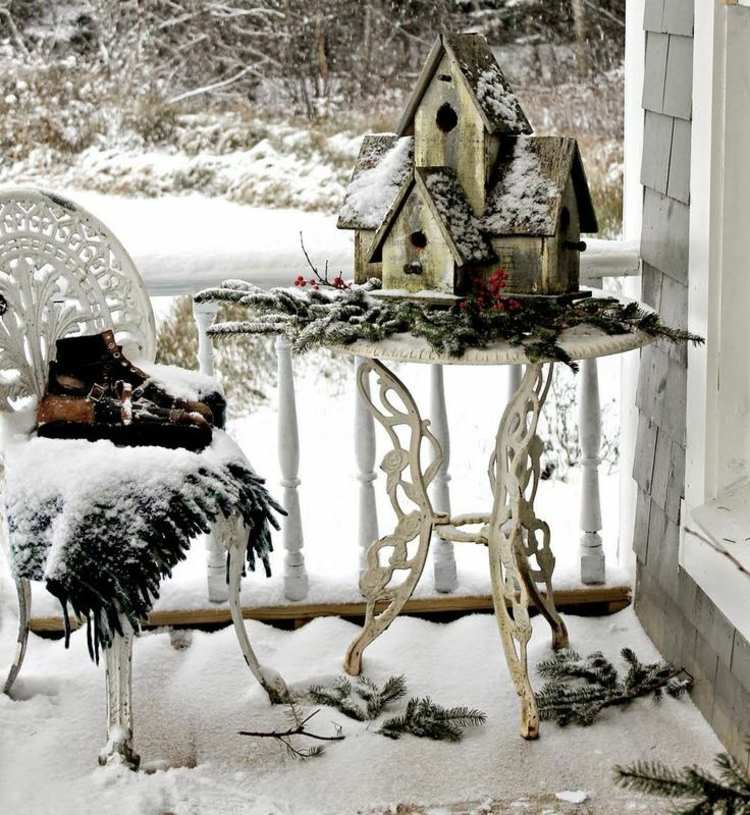 jul-dekoration-balkong-vinter-fågelhus-gran grön-snö-shabby-bord