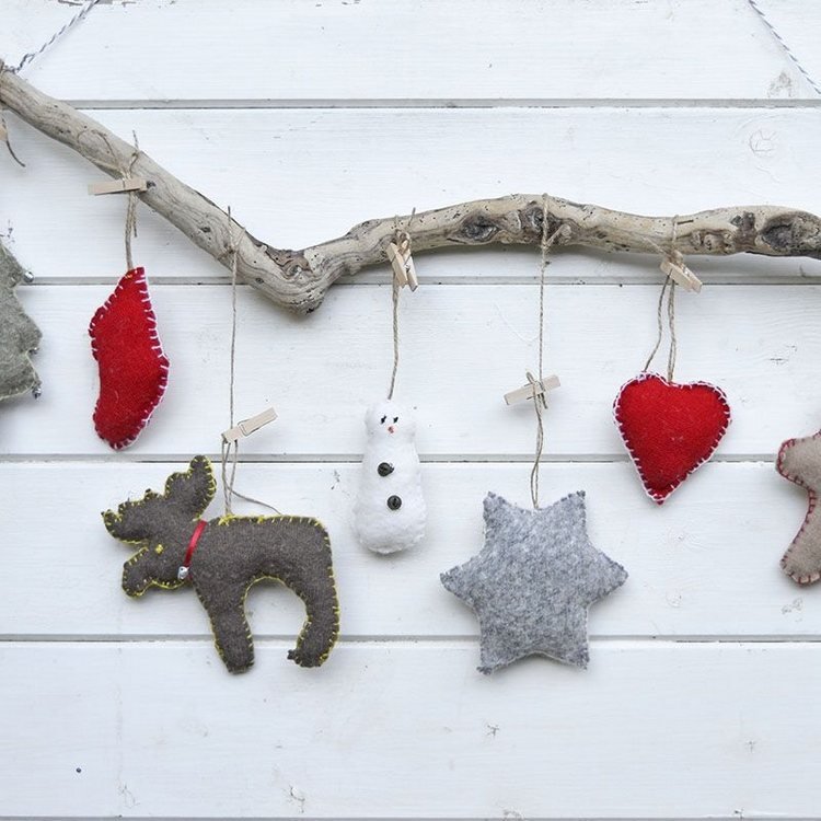 juldekoration från återvinning tinker jul hantverk barn filt figurer hänga upp kvist garn snögubbe älg stjärna hjärta