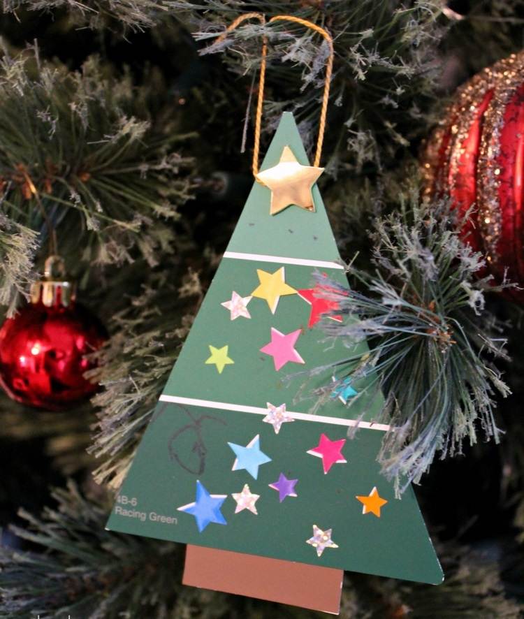 Juldekoration från återvinning tinker Julgran gammalt papper konstruktion papper klistermärke rita träd dekorera