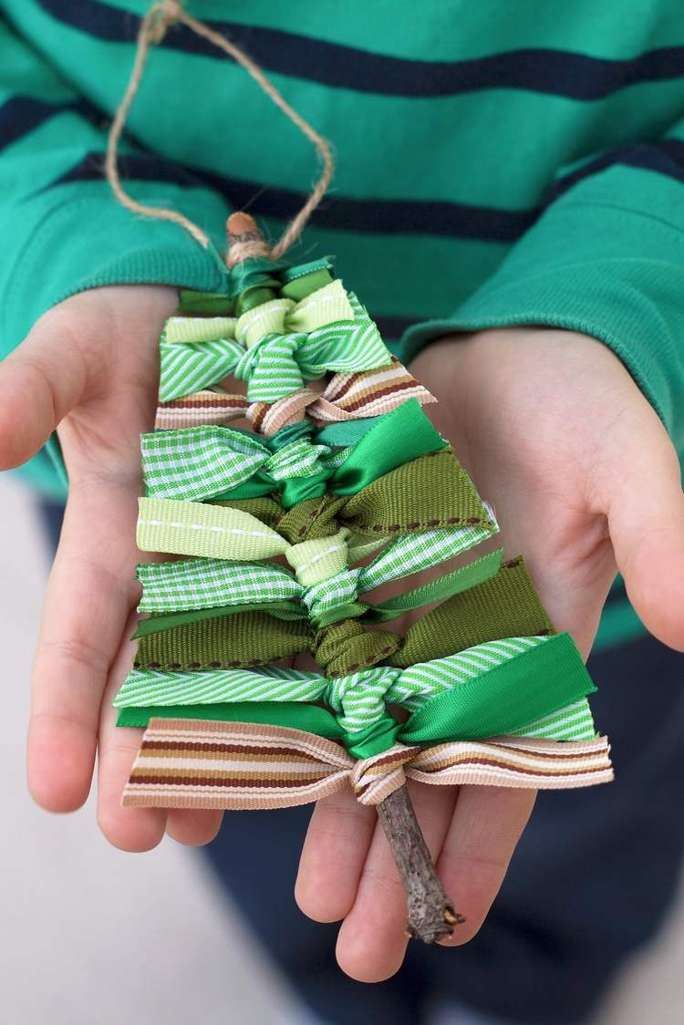 juldekoration från återvinning tinker julgranar gamla loop tyg band ger en present