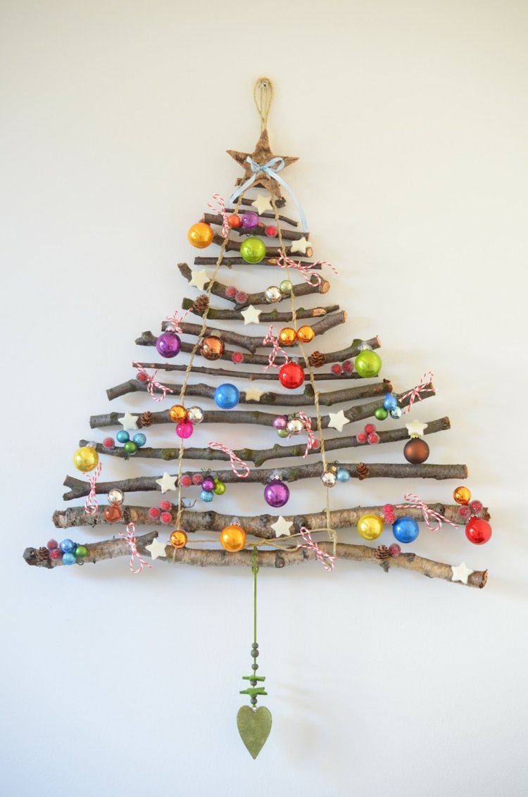 pyssla juldekorationer väggdekorationer-idéer-jul-träd-pinnar-bollar-dekorera
