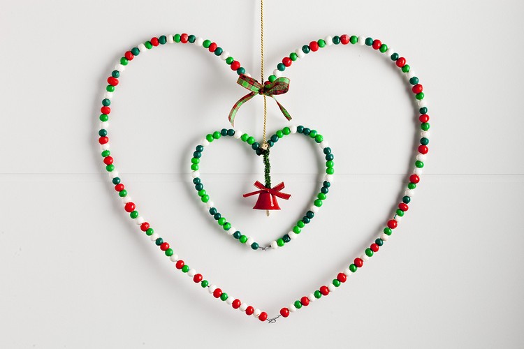 Juldekoration för fönster tinker-wire-hjärtan-inuti varandra-pärlor