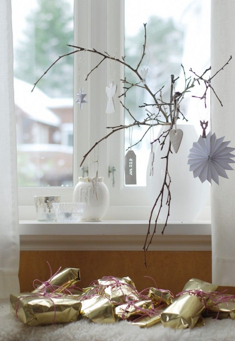 jul-dekoration-fönster-gör-själv-vas-kvistar-hängen