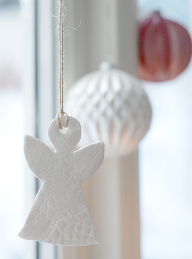 jul-dekoration-fönster-gör-ängel-vit-modellering-lera
