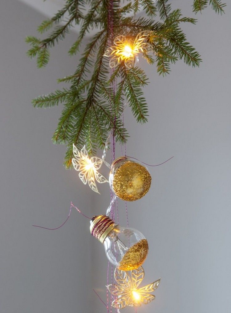 jul-dekoration-fönster-gör-själv-gamla-glödlampor-guld-glitter