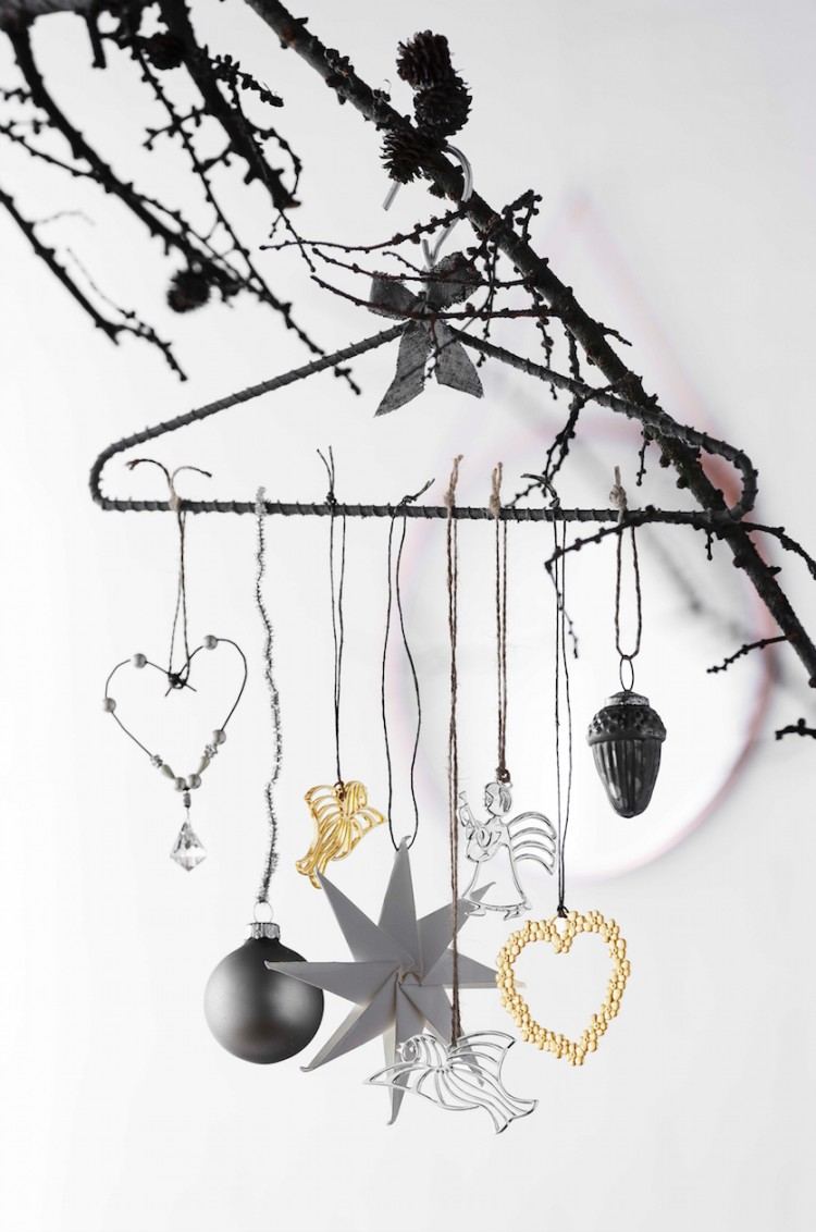 jul-dekoration-fönster-idéer-galgar-prydnader-hängande-silver-guld
