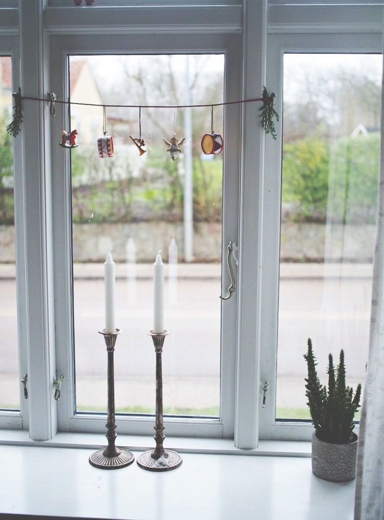 jul-dekoration-fönster-idéer-hängande-leksaker-snöre