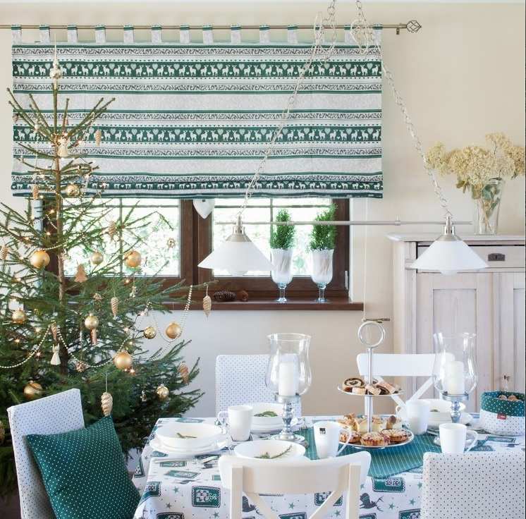 jul-dekoration-fönster-idéer-gröna-grenar-glasögon