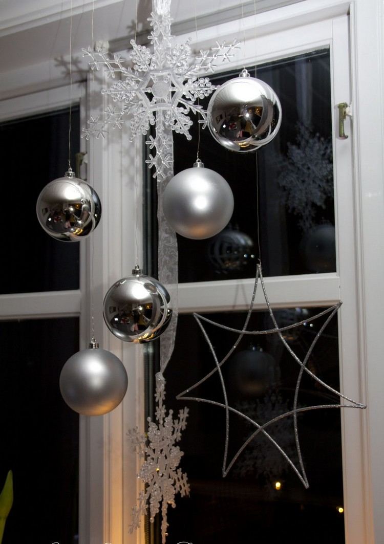 jul-dekoration-fönster-idéer-silver-glas-bollar