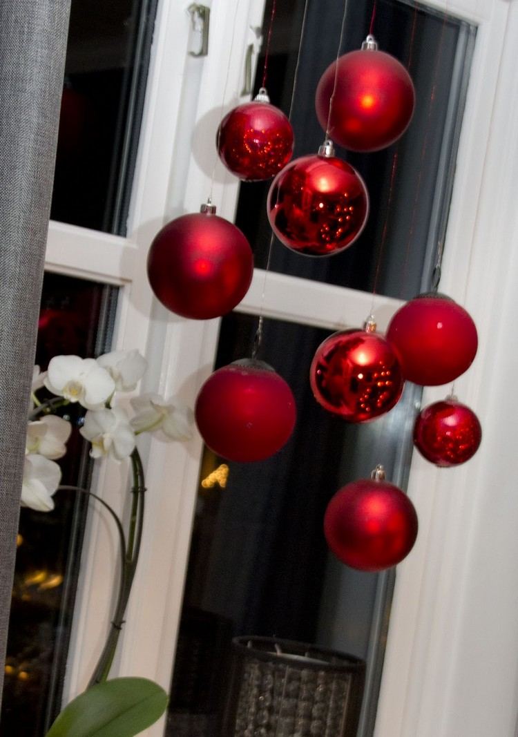 julpynt-till-fönster-idéer-röda-bollar-olika höjder