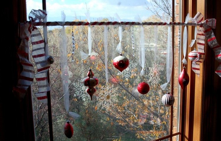 jul-dekoration-fönster-idéer-tuell-bander-bollar-röd-vit