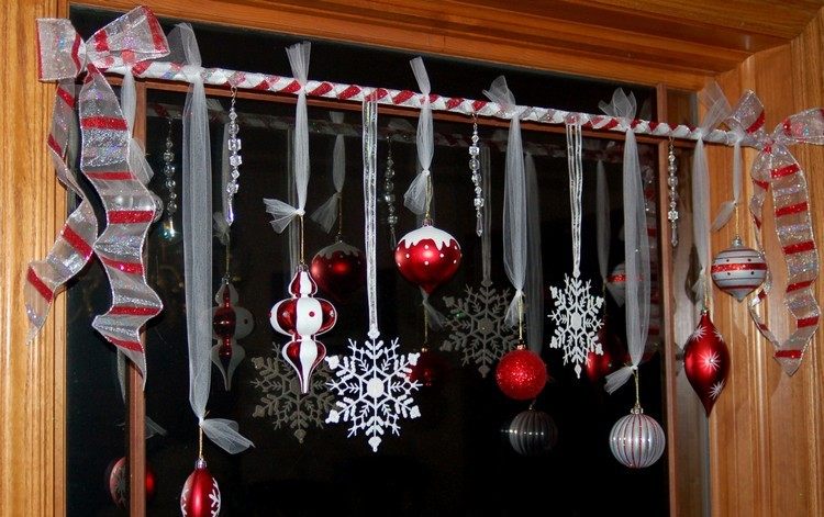 jul-dekoration-fönster-idéer-stav-jul-träd-dekorationer-röd-vit