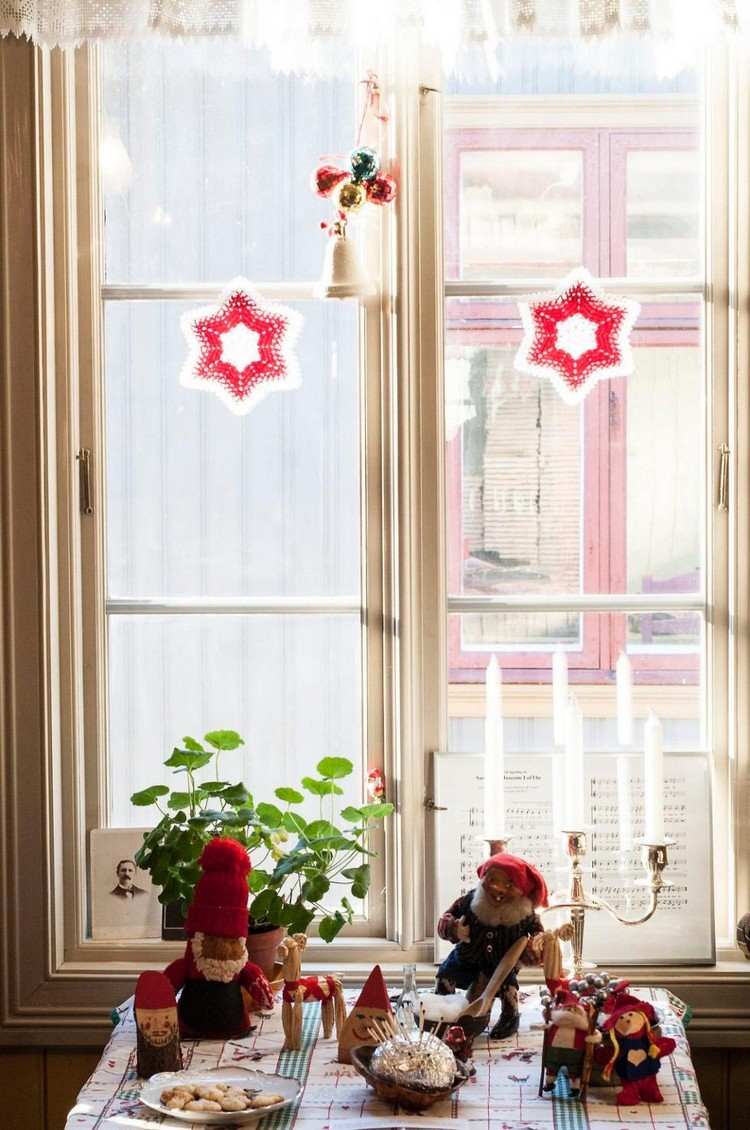 jul-dekoration-fönster-idéer-papper-stjärnor-bollar-klocka