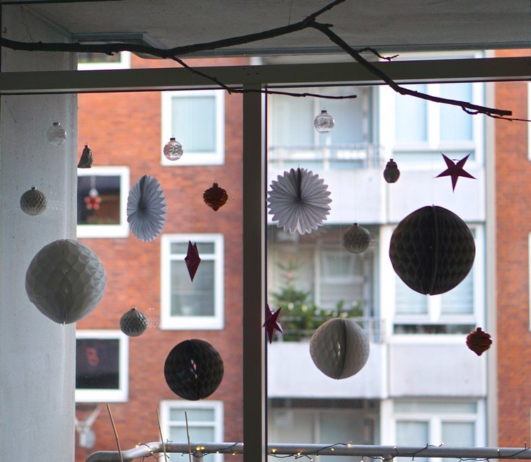 jul-dekoration-fönster-idéer-papper-stjärnor-honungskaka-papper-bollar