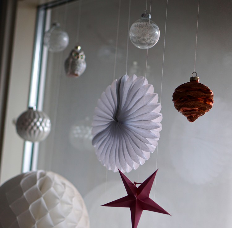 jul-dekoration-fönster-idéer-jul-träd-dekorationer-papper-stjärnor