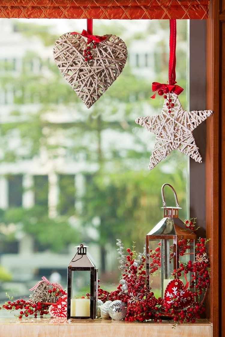 jul-dekoration-fönster-arrangera-ljus-lyktor-metall-bär grenar